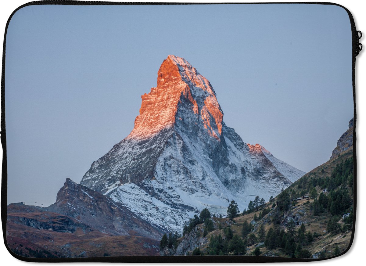 Laptophoes 14 inch - De Matterhorn in Zwitserland bij zonsopkomst - Laptop sleeve - Binnenmaat 33x23 cm - Zwarte achterkant