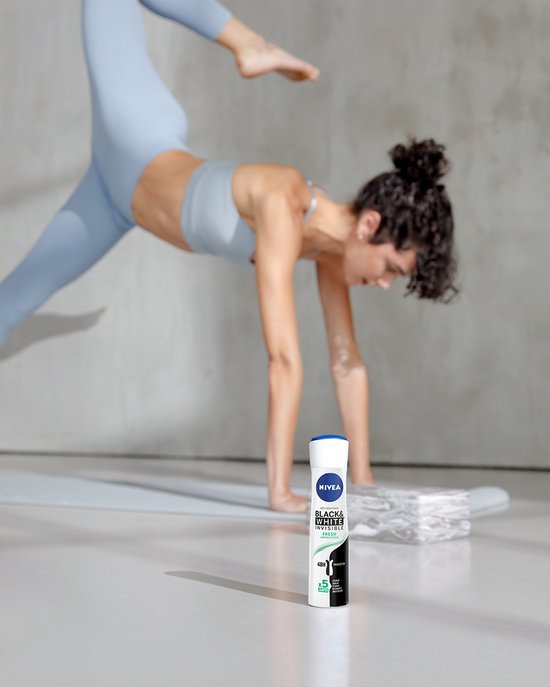 NIVEA Invisible For Black & White Fresh Deodorant Spray - 3 x 150 ml - Voordeelverpakking - NIVEA