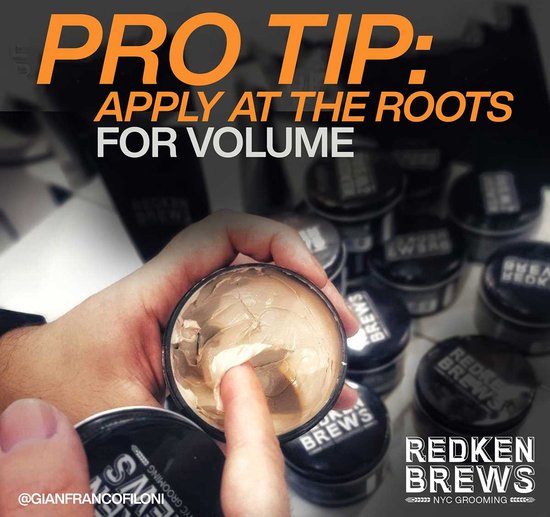 Hand pakt kleipomade uit potje. Tekst: 'PRO TIP: APPLY AT THE ROOTS FOR VOLUME'.