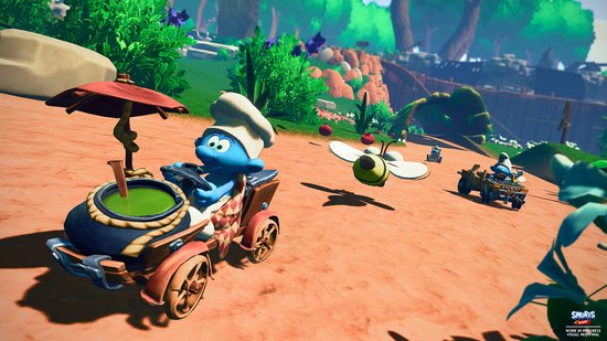 Smurf met kookmuts in kart met pot, rijdend naast een gele bij. Oranje parcours.
