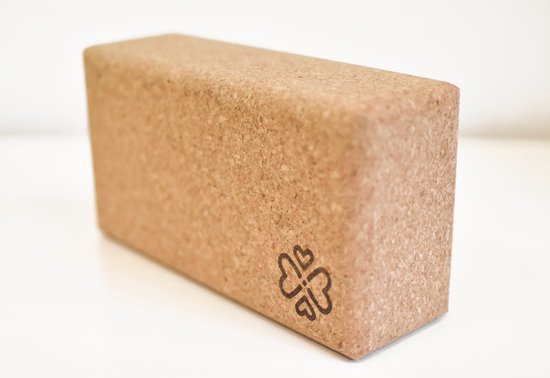 Kurken yogablok met een ingebrand klaver-hartlogo op de zijkant.