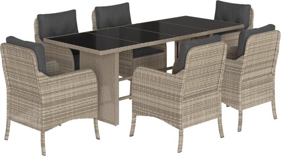Grijze polyrotan tuinset met een uittrekbare tafel en zes stoelen, inclusief donkergrijze kussens.