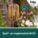 Rotan lantaarn op driepoot in de regen. Spat- en regenwaterdicht.
