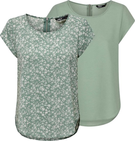 Twee lichtgroene T-shirts, een met bloemenprint en een effen, met ritsen op de rug.