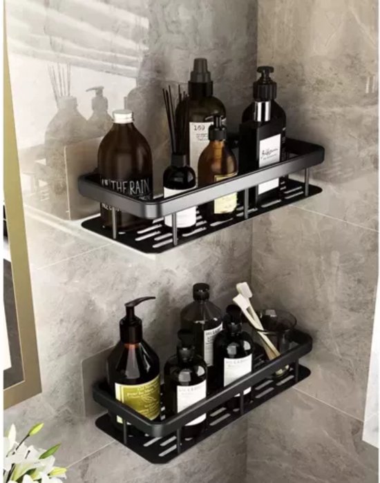 Twee zwarte badkamerrekjes aan een grijze betegelde muur, gevuld met flesjes en accessoires.