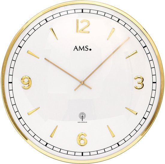 AMS wandklok met een witte wijzerplaat, gouden cijfers, streepjes als uurmarkeringen en een gouden rand. De klok heeft een analoge tijdsaanduiding.