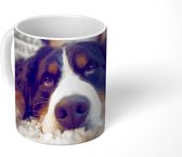 Mok - Berner Sennenhond ligt op een zacht tapijt - 350 ML - Beker