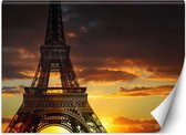 Trend24 - Behang - Eiffeltoren Bij Zonsondergang - Vliesbehang - Fotobehang - Behang Woonkamer - 100x70 cm - Incl. behanglijm