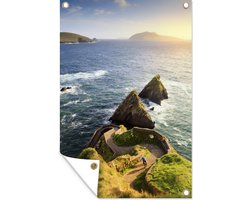 Muurdecoratie Twee mensen lopen op een trap aan de kust van Ierland - 120x180 cm - Tuinposter - Tuindoek