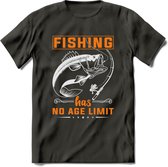 Fishing Has No Age Limit - Vissen T-Shirt | Oranje | Grappig Verjaardag Vis Hobby Cadeau Shirt | Dames - Heren - Unisex | Tshirt Hengelsport Kleding Kado - Donker Grijs - M