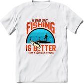 A Bad Day Fishing - Vissen T-Shirt | Oranje | Grappig Verjaardag Vis Hobby Cadeau Shirt | Dames - Heren - Unisex | Tshirt Hengelsport Kleding Kado - Wit - M