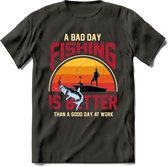 A Bad Day Fishing - Vissen T-Shirt | Grappig Verjaardag Vis Hobby Cadeau Shirt | Dames - Heren - Unisex | Tshirt Hengelsport Kleding Kado - Donker Grijs - 3XL