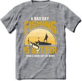 A Bad Day Fishing - Vissen T-Shirt | Geel | Grappig Verjaardag Vis Hobby Cadeau Shirt | Dames - Heren - Unisex | Tshirt Hengelsport Kleding Kado - Donker Grijs - Gemaleerd - 3XL