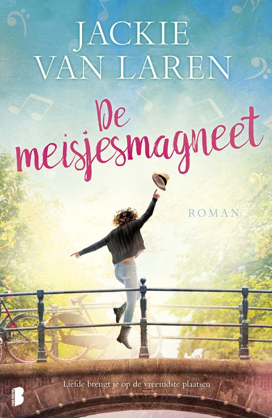 Boekcover 'De meisjesmagneet' van Jackie van Laren. Een meisje met krullend haar danst op een brug in Amsterdam met opgestoken arm en hoed.
