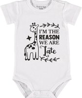 Baby Rompertje met tekst 'I'm the reason we are late 2' |Korte mouw l | wit zwart | maat 50/56 | cadeau | Kraamcadeau | Kraamkado