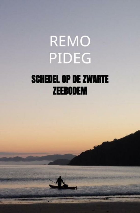 Boekcover met tekst 'REMO PIDEG SCHEDEL OP DE ZWARTE ZEEBODEM' boven een zonsondergang aan zee met een kajakker.