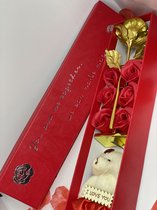 Valentijn geschenkbox - Kerstcadeau - Valentijn cadeau - Cadeau voor haar - Valentijnsdag cadeau - Rozen en gouden roos - Teddybeer - Liefde - Giftbox