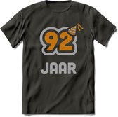 92 Jaar Feest T-Shirt | Goud - Zilver | Grappig Verjaardag Cadeau Shirt | Dames - Heren - Unisex | Tshirt Kleding Kado | - Donker Grijs - S