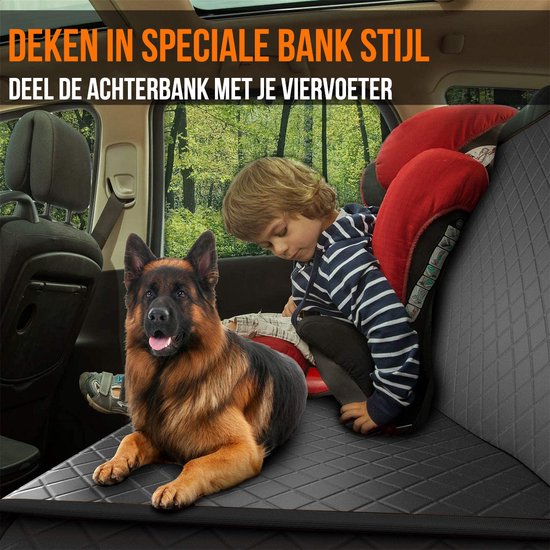 Zwarte autodeken met ruitpatroon, een Duitse herder en een kind in een autostoeltje. Tekst: 'DEKEN IN SPECIALE BANK STIJL', 'DEEL DE ACHTERBANK MET JE VIERVOETER'.