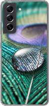 Geschikt voor Samsung Galaxy S21 FE hoesje - Close-up van een waterdruppel op de veer van een pauw - Siliconen Telefoonhoesje