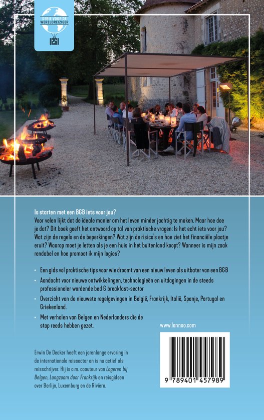 Achterkant van een boek met tekst en een streepjescode. Een groepsdiner onder een luifel.