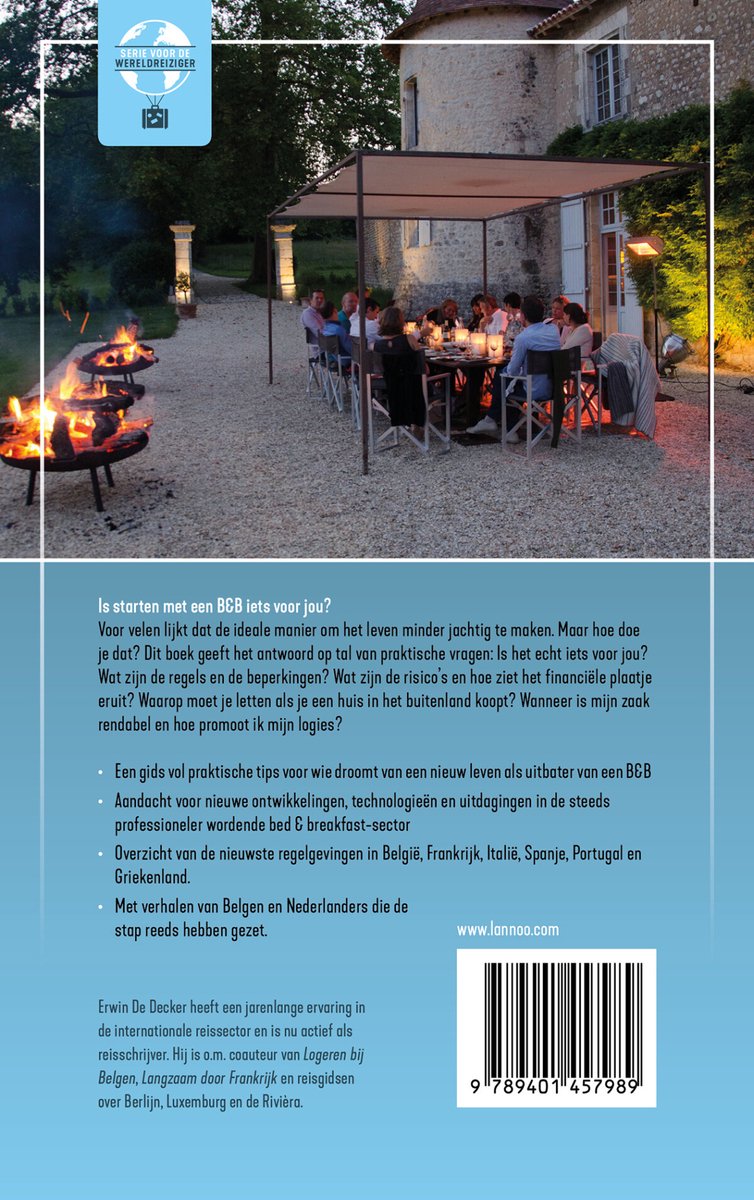 Achterkant van een boek met tekst en een streepjescode. Een groepsdiner onder een luifel.
