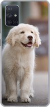 Geschikt voor Samsung Galaxy A71 hoesje - Een Golden Retriever puppy lopend op de stoep - Siliconen Telefoonhoesje