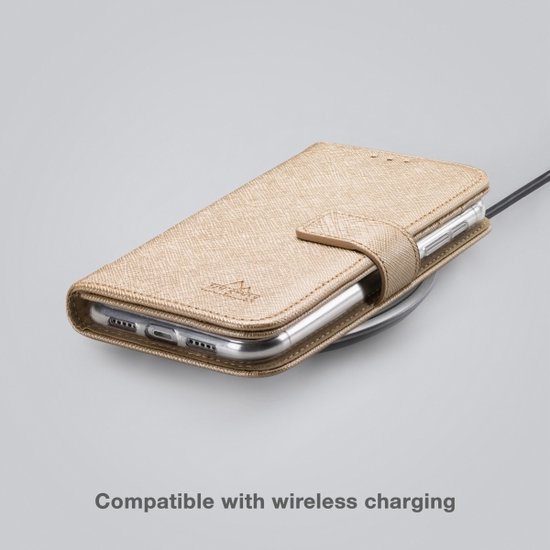 Étui de téléphone doré chargé sans fil sur un chargeur sans fil.