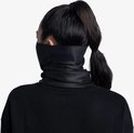 De achterkant van een vrouw met haar in een paardenstaart, die een zwarte, glanzende nekwarmer draagt.