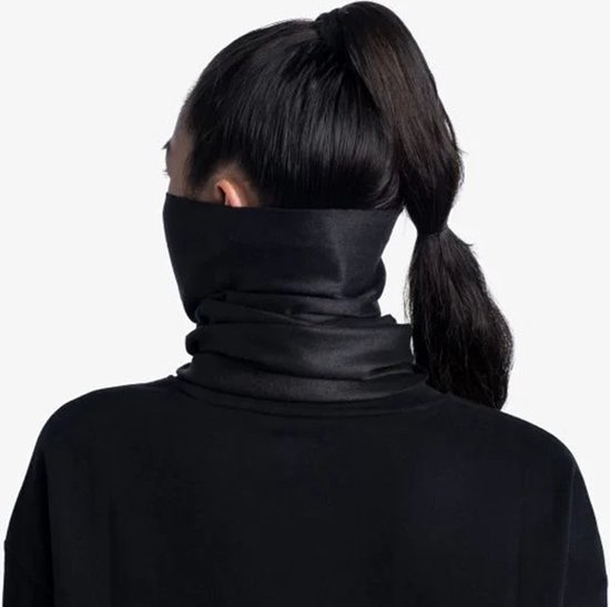 De achterkant van een vrouw met haar in een paardenstaart, die een zwarte, glanzende nekwarmer draagt.
