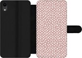 Bookcase Geschikt voor iPhone XR telefoonhoesje - Stippen - Wit - Roze - Met vakjes - Wallet case met magneetsluiting