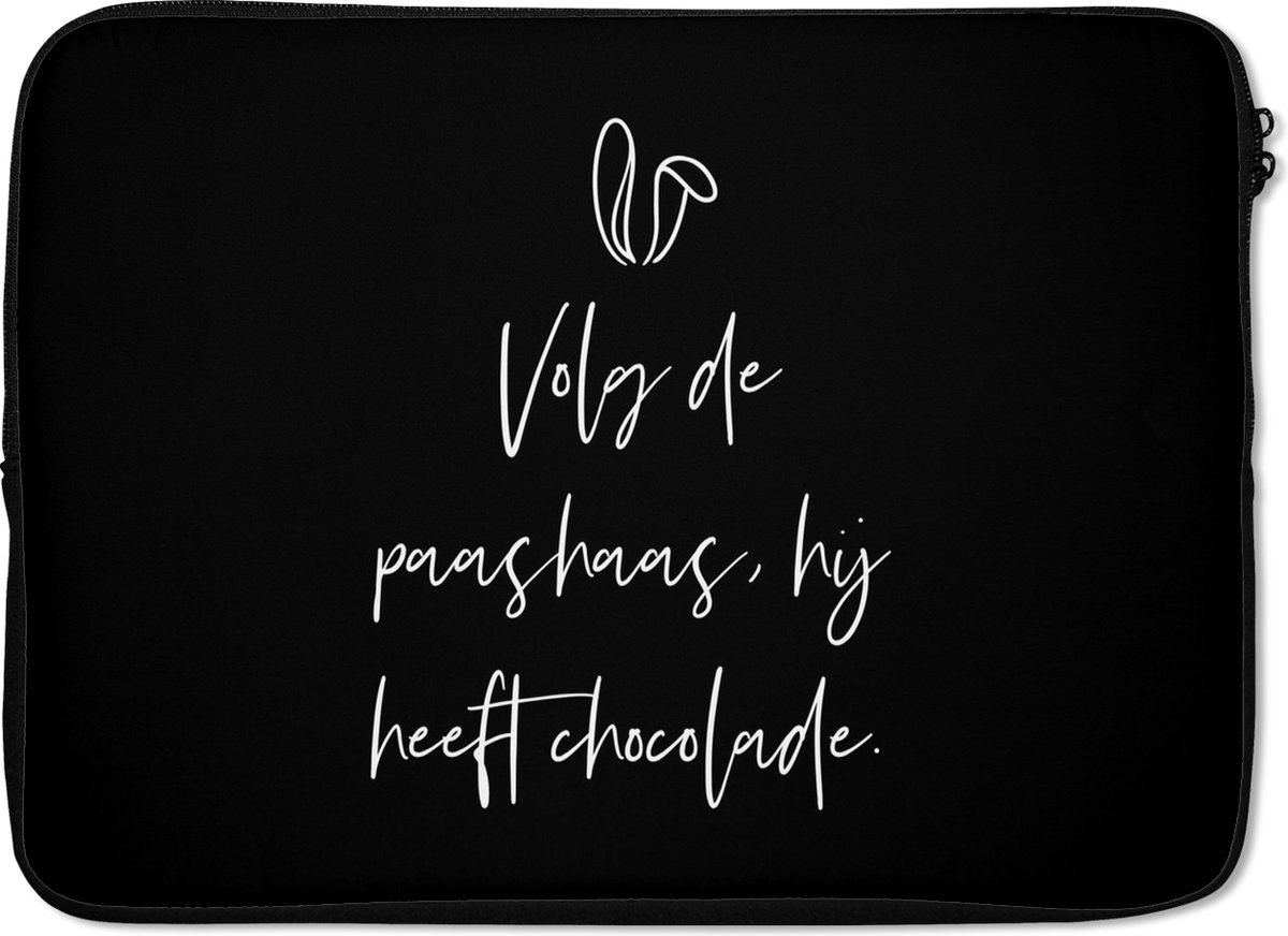 Laptophoes 13 inch - Spreuken - Volg de paashaas, hij heeft chocolade - Quotes - Pasen - Laptop sleeve - Binnenmaat 32x22,5 cm - Zwarte achterkant