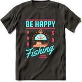 Be Happy Go Fishing - Vissen T-Shirt | Blauw | Grappig Verjaardag Vis Hobby Cadeau Shirt | Dames - Heren - Unisex | Tshirt Hengelsport Kleding Kado - Donker Grijs - 3XL