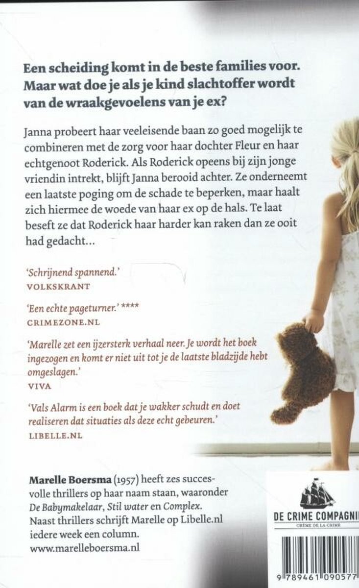 Achterkant van boekhoes met tekst over een scheiding en wraak, en een meisje dat een teddybeer vasthoudt.