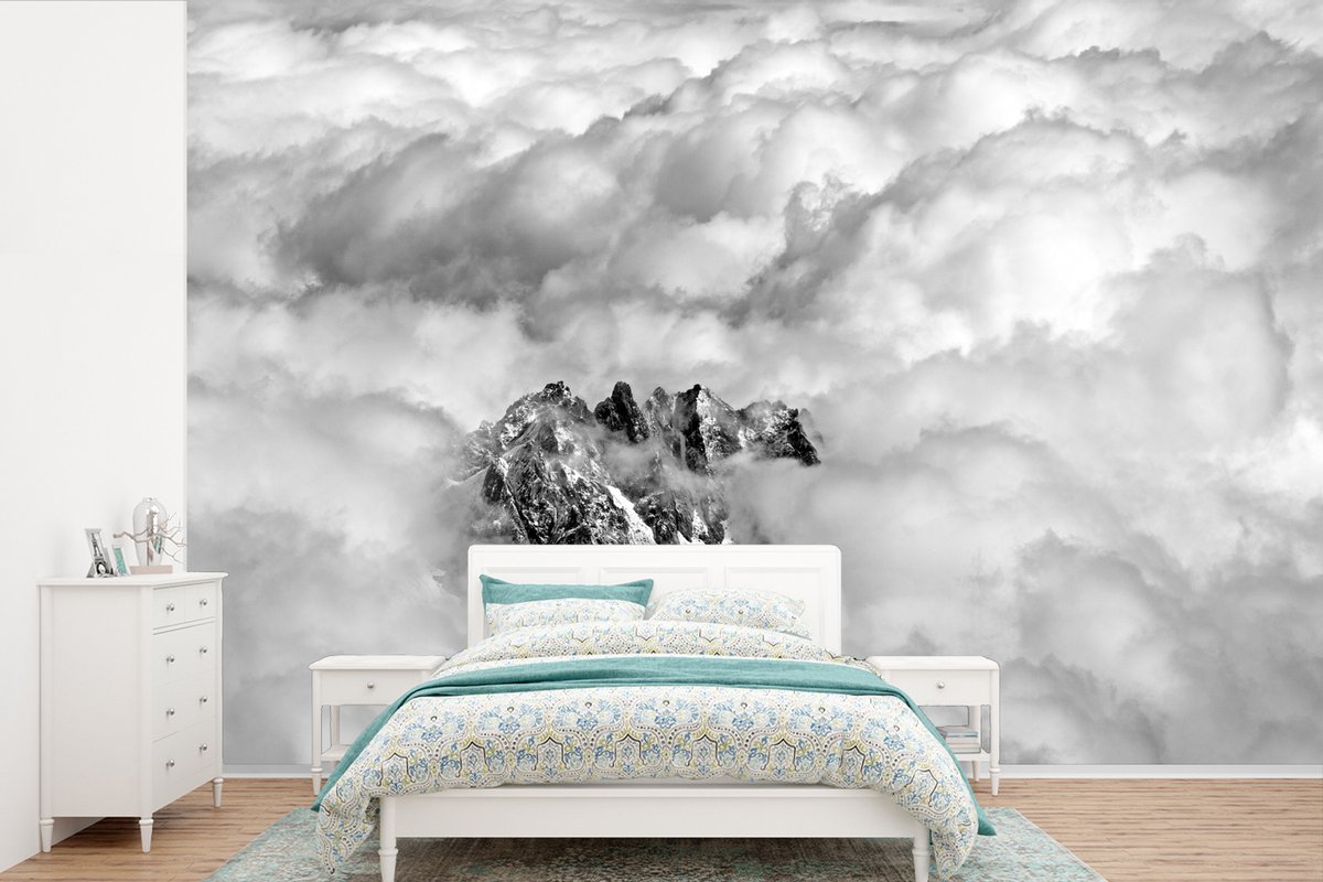 Behang - Fotobehang De top van de Mont Blanc berg tussen allerlei wolken - Breedte 450 cm x hoogte 300 cm