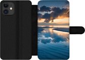 Bookcase Geschikt voor iPhone 11 telefoonhoesje - Zonsondergang bij de Nederlandse kust - Met vakjes - Wallet case met magneetsluiting