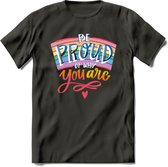 Be Proud Of Who You Are | Pride T-Shirt | Grappig LHBTIQ+ / LGBTQ / Gay / Homo / Lesbi Cadeau Shirt | Dames - Heren - Unisex | Tshirt Kleding Kado | - Donker Grijs - 3XL