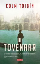 Boek "De Tovenaar" van Colm Tóibín met op de cover een silhouet van een man in een hoed in een boot voor een Venetiaans kanaal met de Sint-Marcusbasiliek op de achtergrond.