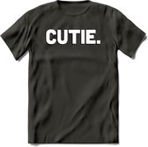 Cutie - Valentijn T-Shirt | Grappig Valentijnsdag Cadeautje voor Hem en Haar | Dames - Heren - Unisex | Kleding Cadeau | - Donker Grijs - L