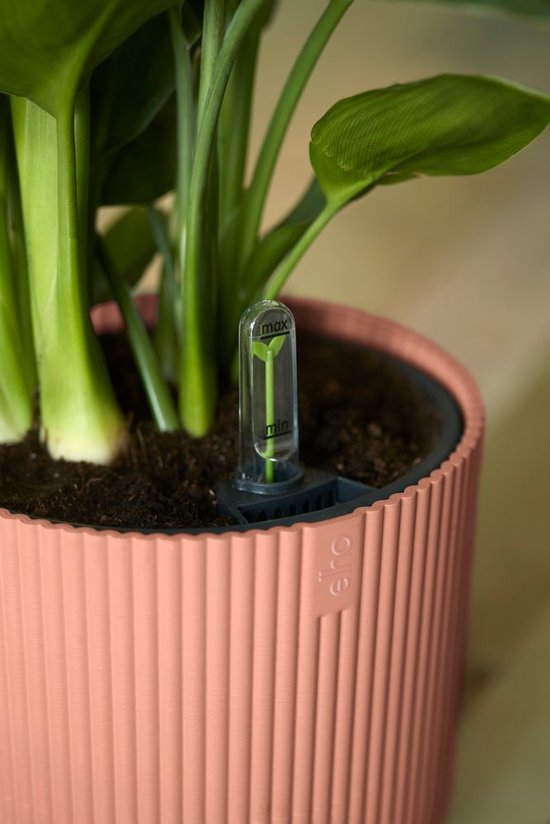 Roze Elho bloempot met verticale ribbels en een watermeter.