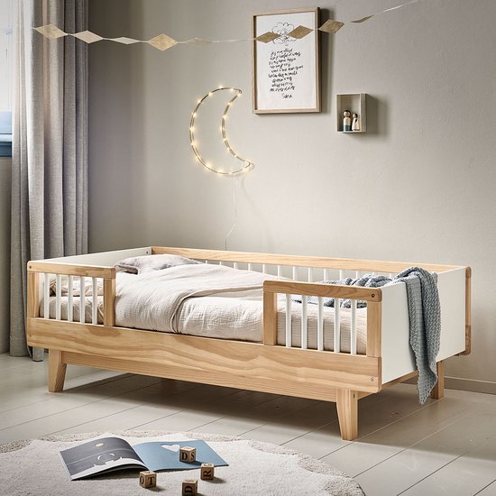 Foto: Peuterbed naturel 140x70 cm scandinavisch kinderbed inclusief uitvalhekje natuurlijke houtnerf voor een stijlvolle toevoeging aan elke kinderkamer