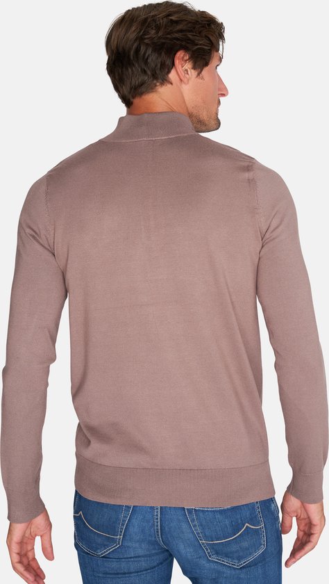 Achterkant van man in deep taupe trui met halve rits en jeans.