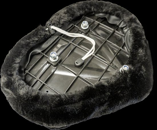 Dessous d'une housse de selle noire et duveteuse avec cordon de serrage et boulons de fixation.