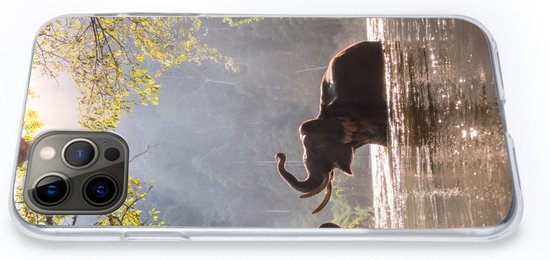 Telefoonhoesje Geschikt voor iPhone 13 Pro hoesje - Olifant - Water - Dieren - Bomen - Zon - Siliconen Telefoonhoesje Telefoonhoesje