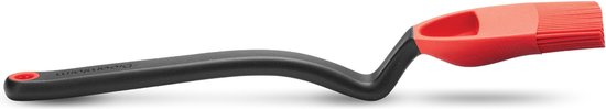 Rood/zwarte bakkwast op een zwarte ondergrond, met gebogen steel en rode siliconenborstel.