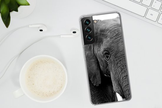 Coque Samsung Galaxy S22 Plus - Gros plan d'un éléphant dans la nature en noir et blanc - Coque de téléphone en Siliconen