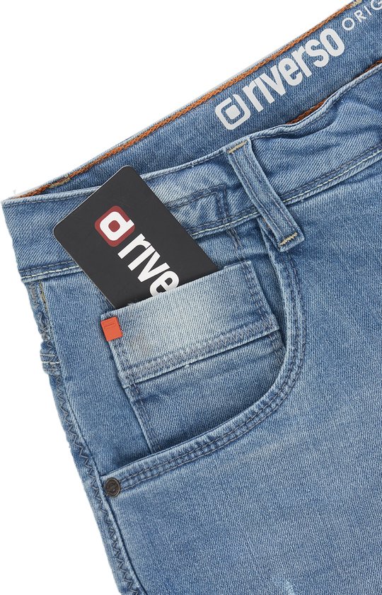 Close-up van de zak van een lichtblauwe denim short, met een Riverso giftcard erin.