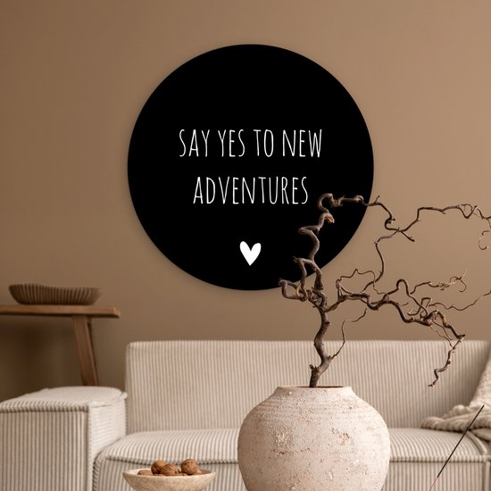 Wall Circle - Wall Circle Indoor - Citation anglaise Dites oui à de nouvelles aventures avec un coeur sur fond noir - 60x60 cm - Décoration murale - Peintures ronds