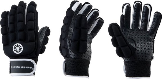 Drie zwarte "foam full finger" handschoenen, verschillende aanzichten.