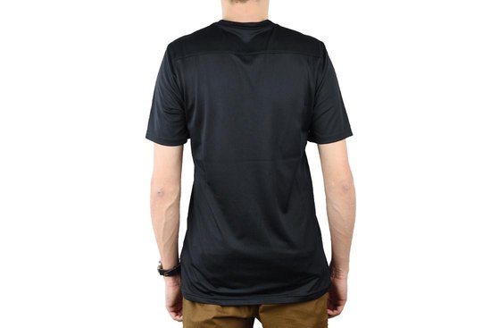 Dos d'un homme portant un t-shirt de sport noir à manches courtes.